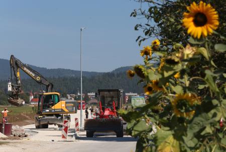 ASFALTIRANJE KOLESARSKE POTI CERKNICA  DOLENJE JEZERO 06 FOTO LJUBO VUKELIČ